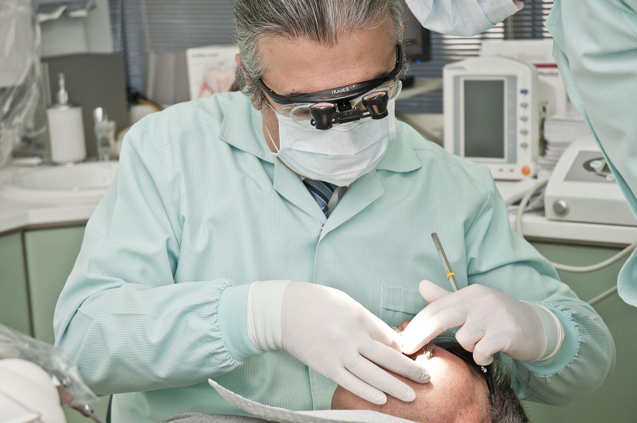 Illustration of Dental Scaling Myths vs Real Facts for Quicker Decisions