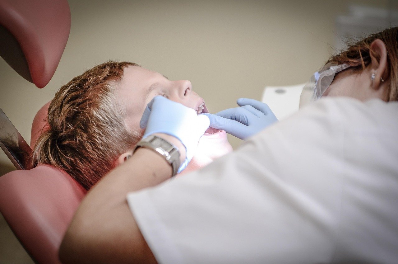 Illustration of Dental Scaling Myths vs Real Facts for Quicker Decisions
