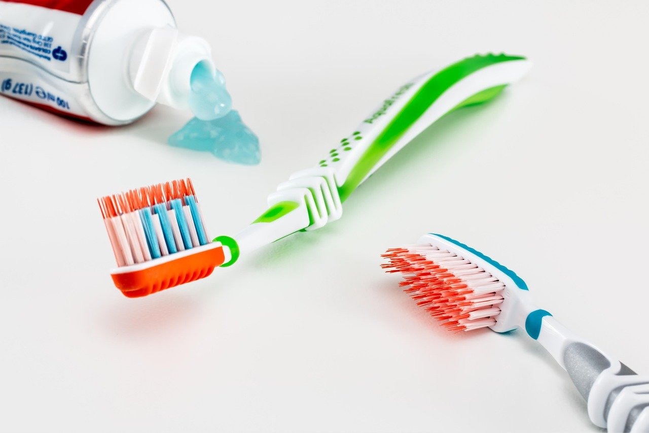 Illustration of Dental Whitening Myths vs Real Facts for Quicker Decisions